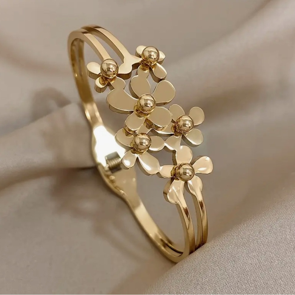 Elegant 18k Gold Plated Floral Bracelet